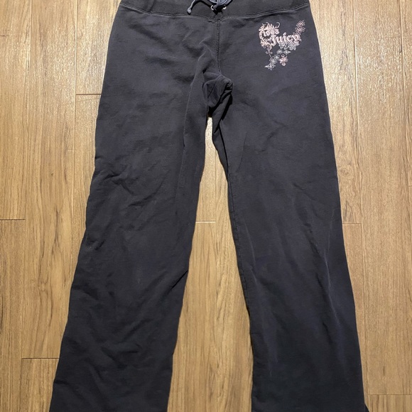 Simple grey juicy sweats with cute pink detailing - Picture 2 of 8